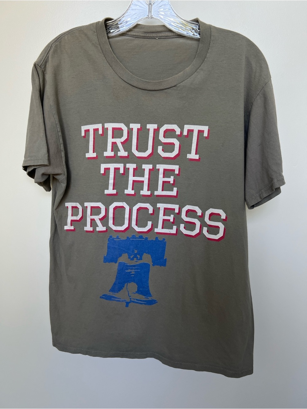 Graphic 'Trust The Process' Tee - Olive unisex